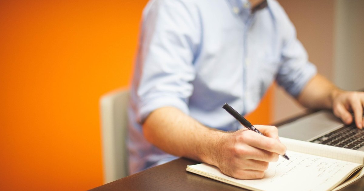 Illustration de l'article : Publier régulièrement sans y passer ses soirées : 2 contenus par mois confiés à une agence
